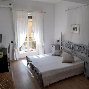 Beautiful Floral On Navigli Apartment Milan
